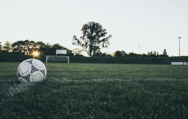 Balón y campo de fútbol